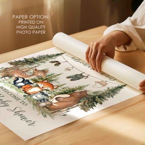 K&ouml;nnte beinhalten: Willkommen zur Babyparty-Tafel mit Waldmotiv. Die Tafel zeigt ein Reh, einen Fuchs, einen Waschb&auml;ren und einen B&auml;ren mit einer W&auml;scheleine, an der Kleidung h&auml;ngt. Die Tafel ist auf hochwertigem Fotopapier gedruckt.
