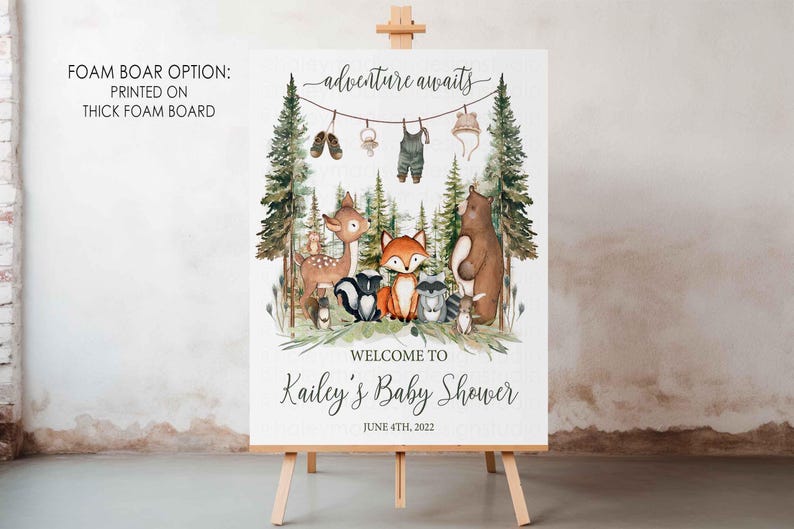 K&ouml;nnte beinhalten: Ein wei&szlig;es Willkommens-Schild mit Waldmotiv. Das Schild zeigt einen Fuchs, ein Reh, einen B&auml;ren und einen Waschb&auml;ren. Der Text auf dem Schild lautet "adventure awaits" und "Welcome to Kailey's Baby Shower June 4th, 2022".