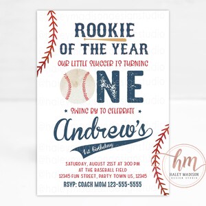 K&ouml;nnte beinhalten: Eine Baseball-Motto-Einladung zum ersten Geburtstag mit roten und wei&szlig;en N&auml;hten, einem Baseball und dem Text "Rookie of the Year" und "Our little slugger is turning one".
