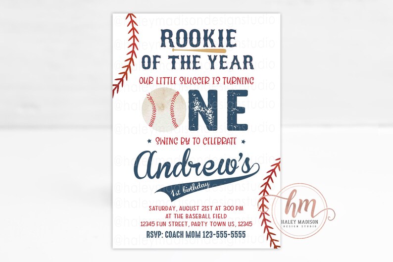 K&ouml;nnte beinhalten: Eine Baseball-Motto-Einladung zum ersten Geburtstag mit roten und wei&szlig;en N&auml;hten, einem Baseball und dem Text "Rookie of the Year" und "Our little slugger is turning one".