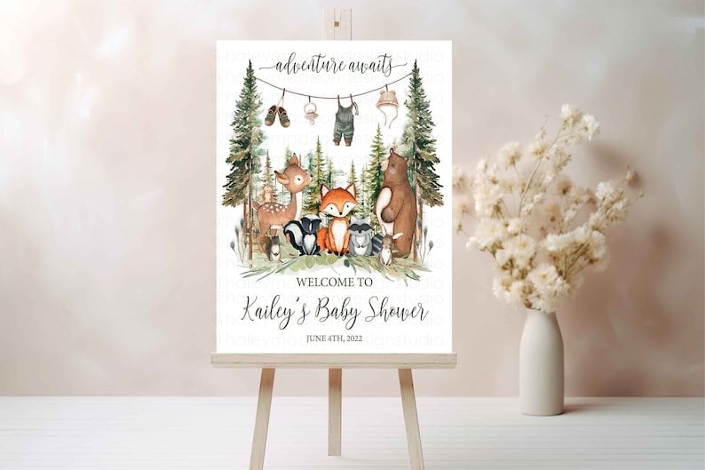 K&ouml;nnte beinhalten: Ein Willkommenszeichen f&uuml;r eine Babyparty im Waldthema mit einer niedlichen Illustration eines Rehs, Fuchses, Waschb&auml;ren, B&auml;ren und anderer Waldtiere. Das Schild lautet "adventure awaits" und "Willkommen zur Babyparty von Kailey am 4. Juni 2022".
