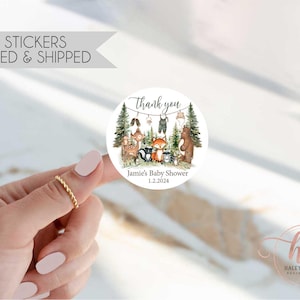 Puede incluir: Una pegatina redonda de 5 cm con un tema de baby shower en el bosque. La pegatina presenta animales del bosque, árboles y el texto "Thank you". También incluye el texto "Jamie's Baby Shower 1.2.2024."