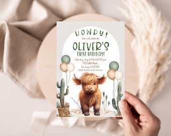 Puede incluir: Una invitación azul claro y verde con una vaca de las tierras altas de dibujos animados, cactus y globos. El texto dice "Howdy! Oliver's First Birthday! Saturday, August 23rd at 2:00 pm 1231S, The Town US 12315"