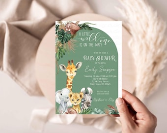 Könnte beinhalten: Eine grüne und weiße Babyparty-Einladung mit einer Giraffe, einem Elefanten, einem Löwen und einem Zebra. Der Text lautet "A little wild one is on the way!" und "Baby Shower Honoring Emily Simpson".