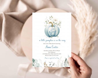Puede incluir: Una invitación para baby shower con un diseño de calabaza azul claro y el texto "Oh Boy!". La invitación incluye el texto "a little pumpkin is on the way" y los detalles del baby shower de Anna Castro.