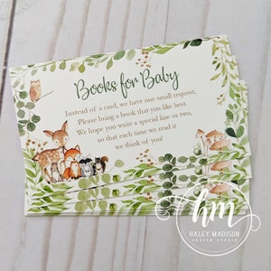 Puede incluir: Una tarjeta blanca con follaje verde y animales del bosque. El texto dice "Libros para beb&eacute;" e incluye una solicitud para traer un libro en lugar de una tarjeta. La tarjeta est&aacute; dise&ntilde;ada por Haley Madison Design Studio.