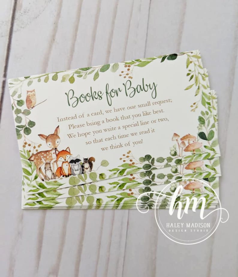 Puede incluir: Una tarjeta blanca con follaje verde y animales del bosque. El texto dice "Libros para beb&eacute;" e incluye una solicitud para traer un libro en lugar de una tarjeta. La tarjeta est&aacute; dise&ntilde;ada por Haley Madison Design Studio.