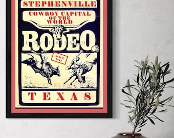 Puede incluir: Un cartel vintage que anuncia un rodeo en Stephenville, Texas. El cartel presenta un diseño rojo y azul con el texto "Stephenville Cowboy Capital of the World Rodeo Since 1942" y una ilustración de dos vaqueros montando caballos salvajes.