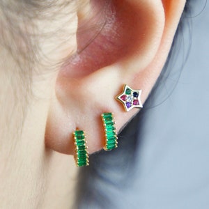 Emerald green baguette huggie hoop earrings-gold vermeil-Ruby baguette huggie hoops-CZ-simple-minimalist-y2k-CZ paved star stud earrings