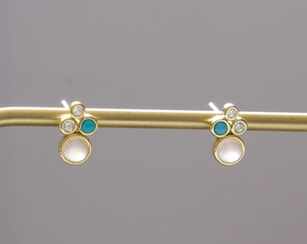 Pendientes de turquesa con baño de oro y delicado racimo de ópalo en forma de gota, joyería minimalista, regalo perfecto.