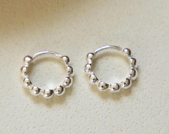 Huggie-oorbellen met kralen, goudvermeil sterlingzilver