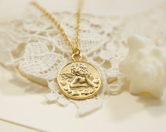Collar con colgante de moneda y querubín ángel de la guarda