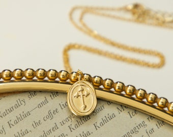 Collar con colgante de medallón de cruz dorada, joyería cristiana