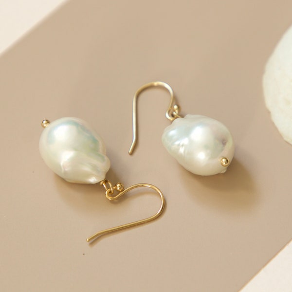Boucles d'oreilles pendantes baroques en perles d'eau douce or