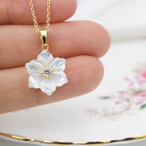 Mother of pearl flower pendant necklace, shell plumeria necklace, Mother's Day gift, gift for mom, Birthday Gift, bridesmaid wedding gift
