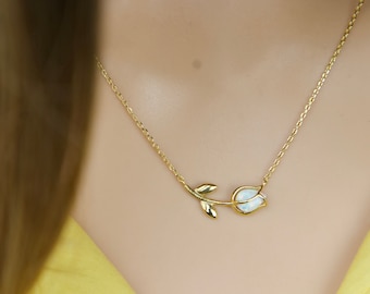 Tulpe Halskette, zierliche Tulpe Halskette mit Opal, zierliche Blume Halskette, geblümte Halskette Tulpe, Blumenanhänger, Geschenk für Mutter, Geburtstagsgeschenk