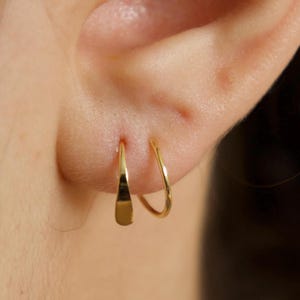 Spiral huggie earrings,  tiny twist hoops, small huggie hoops, Single Piercing Spiral Hoop Earrings, Double Hoop Twist Earrings, minimalist