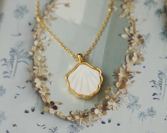 Mother of Pearl Scallop Shell Necklace gold