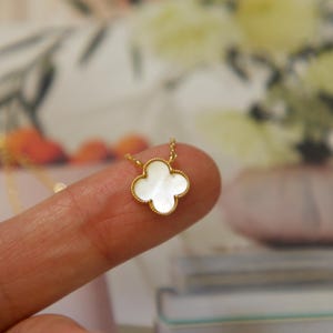 Mother of pearl clover necklace, MOP flower necklace, lucky jewelry gift for mom, Holiday gift, birthday gift, bridesmaid wedding gift