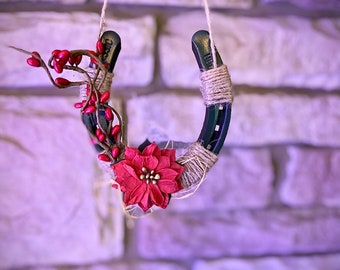 Green Holiday Horseshoe Wall Decor with Holly