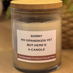 Zabawna etykieta na świecę Rude Candle - Niestety, nie mamy jeszcze wnuków - Yankee Candle NIE jest dostarczane