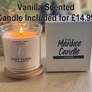 Puede incluir: Un tarro de cristal transparente con una vela perfumada de vainilla en su interior. La vela est&aacute; encendida y el tarro tiene una etiqueta que dice "The Mankee Candle Collection" y "Fishy Fanny with Sandalwood". El tarro est&aacute; sobre una base de madera. La vela est&aacute; incluida por 14,99 &pound;. La caja que est&aacute; al lado de la vela es blanca con texto negro que dice "The Mankee Candle Company".