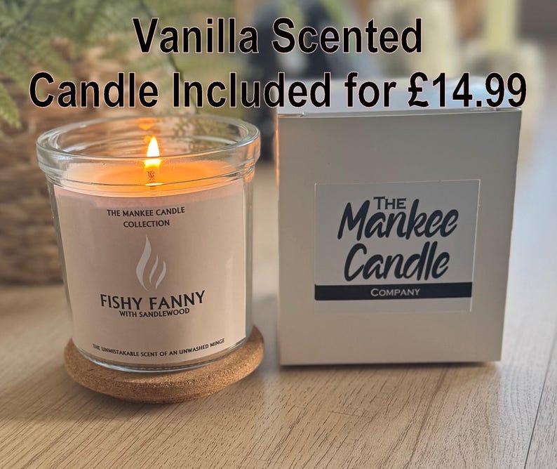 Puede incluir: Un tarro de cristal transparente con una vela perfumada de vainilla en su interior. La vela est&aacute; encendida y el tarro tiene una etiqueta que dice "The Mankee Candle Collection" y "Fishy Fanny with Sandalwood". El tarro est&aacute; sobre una base de madera. La vela est&aacute; incluida por 14,99 &pound;. La caja que est&aacute; al lado de la vela es blanca con texto negro que dice "The Mankee Candle Company".