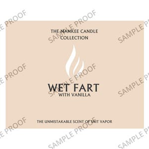 Puede incluir: Una etiqueta beige con un dise&ntilde;o de llama blanca y el texto "The Mankee Candle Collection" sobre el texto "Wet Fart with Vanilla". El texto "The Unmistakable Scent of Shit Vapor" est&aacute; debajo del texto principal.