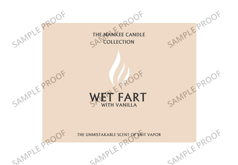 Puede incluir: Una etiqueta beige con un dise&ntilde;o de llama blanca y el texto "The Mankee Candle Collection" sobre el texto "Wet Fart with Vanilla". El texto "The Unmistakable Scent of Shit Vapor" est&aacute; debajo del texto principal.