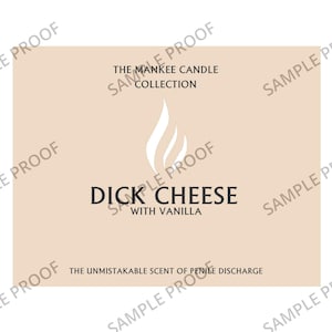 Puede incluir: Una etiqueta beige con un dise&ntilde;o de llama blanca y el texto "The Mankee Candle Collection" en la parte superior. El texto "Dick Cheese with Vanilla" est&aacute; en negro debajo de la llama. El texto "The Unmistakable Scent of Penile Discharge" est&aacute; en negro en la parte inferior de la etiqueta.