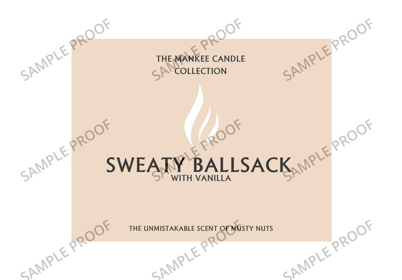 Puede incluir: Una etiqueta de vela beige con un gr&aacute;fico de llama blanca. El texto dice "The Mankee Candle Collection" y "Sweaty Ballsack with Vanilla". El lema dice "The unmistakable scent of musty nuts."