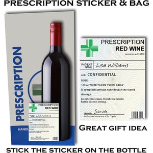 Könnte beinhalten: Eine Rotweinflasche mit einem Rezept-Etikett, auf dem "Prescription Red Wine" steht, mit dem Patientenname "Lisa Williams" und der Dosierung "125 ml zweimal täglich einzunehmen". Das Etikett enthält auch den Text "Tolles Geschenk".