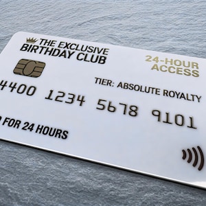 Peut inclure: Une tasse en céramique blanche avec une anse noire et le texte "But First, Coffee" en noir, en gras. La tasse est posée sur une surface blanche.