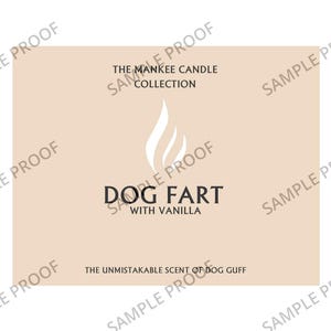 Puede incluir: Una etiqueta de vela beige con un gr&aacute;fico de llama blanca. El texto dice "The Mankee Candle Collection" y "Dog Fart with Vanilla". El lema dice "The Unmistakable Scent of Dog Guff."