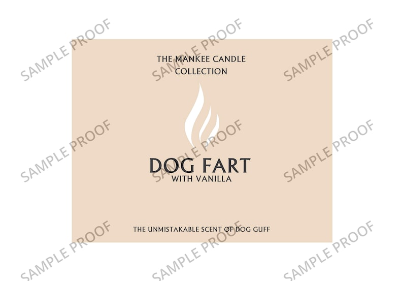 Puede incluir: Una etiqueta de vela beige con un gr&aacute;fico de llama blanca. El texto dice "The Mankee Candle Collection" y "Dog Fart with Vanilla". El lema dice "The Unmistakable Scent of Dog Guff."