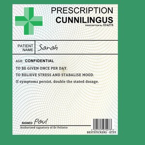 Pu&ograve; includere: Una ricetta umoristica per "Cunnilngus" con un simbolo di croce verde, nome del paziente "Sarah", et&agrave; "Confidenziale", e firmata da "Paul", firmatario autorizzato del Dr. Fellatio. Il numero della ricetta &egrave; 014278.