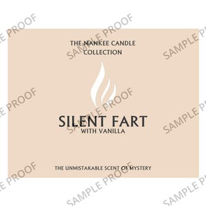 Puede incluir: Una etiqueta de vela beige con un gr&aacute;fico de llama blanca. El texto dice "The Mankee Candle Collection" y "Silent Fart with Vanilla". El lema dice "The Unmistakable Scent of Mystery".