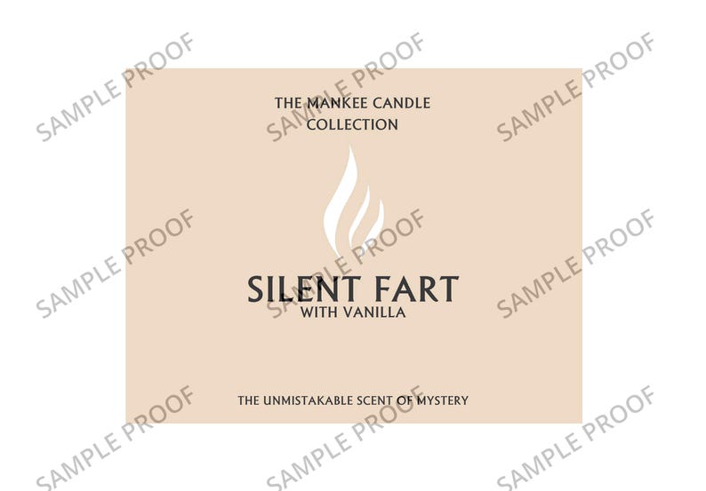 Puede incluir: Una etiqueta de vela beige con un gr&aacute;fico de llama blanca. El texto dice "The Mankee Candle Collection" y "Silent Fart with Vanilla". El lema dice "The Unmistakable Scent of Mystery".