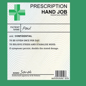Pu&ograve; includere: Una ricetta umoristica per un "lavoro manuale" con una croce verde di farmacia, il nome del paziente &egrave; Paul, e il numero di ricetta &egrave; 014278. La ricetta &egrave; firmata da Sarah, la firmataria autorizzata del Dr. Fellatio. Il testo recita: "Da somministrare una volta al giorno. Per alleviare lo stress e stabilizzare l'umore. Se i sintomi persistono, raddoppiare il dosaggio indicato."
