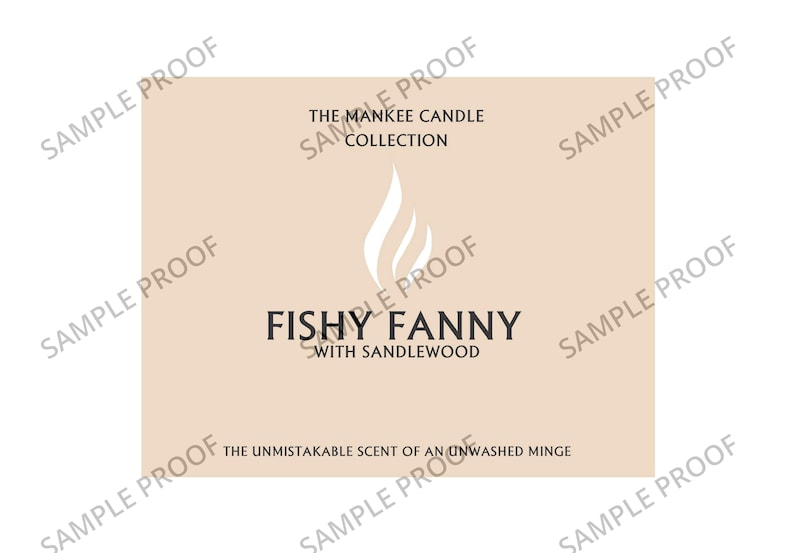 Puede incluir: Una etiqueta de vela beige con un gr&aacute;fico de llama blanca. El texto dice "The Mankee Candle Collection" y "Fishy Fanny with Sandalwood". El lema dice "The unmistakable scent of an unwashed minge."