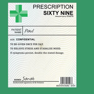 Pu&ograve; includere: Un modulo di prescrizione bianco con una croce verde nell'angolo in alto a sinistra. Il modulo &egrave; intitolato "Ricetta Sessantanove" con il numero di prescrizione "014278". Il nome del paziente &egrave; "Paul" e l'et&agrave; &egrave; "Confidenziale". Le istruzioni sono "Da assumere una volta al giorno. Per alleviare lo stress e stabilizzare l'umore. Se i sintomi persistono, raddoppiare il dosaggio indicato." Il modulo &egrave; firmato da "Sarah" e indica "Firmatario autorizzato del Dr. Fellatio".