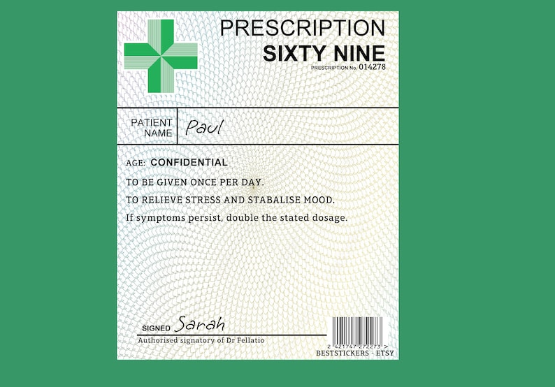 Pu&ograve; includere: Un modulo di prescrizione bianco con una croce verde nell'angolo in alto a sinistra. Il modulo &egrave; intitolato "Ricetta Sessantanove" con il numero di prescrizione "014278". Il nome del paziente &egrave; "Paul" e l'et&agrave; &egrave; "Confidenziale". Le istruzioni sono "Da assumere una volta al giorno. Per alleviare lo stress e stabilizzare l'umore. Se i sintomi persistono, raddoppiare il dosaggio indicato." Il modulo &egrave; firmato da "Sarah" e indica "Firmatario autorizzato del Dr. Fellatio".