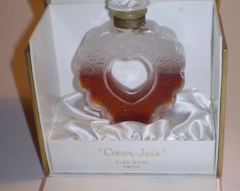 NINA RICCI Coeur Joie Perfume Lalique Glass Heart Bottle in Pink Satin Box