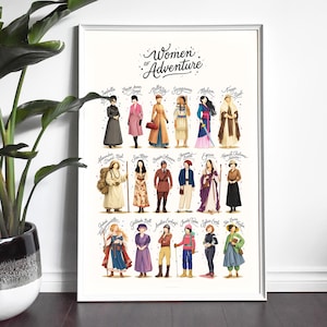 Peut inclure: Une affiche encadrée intitulée Women of Adventure présentant dix-huit personnages illustrés dans diverses tenues historiques. Chaque personnage est étiqueté avec un nom en écriture cursive. L'œuvre utilise un fond blanc avec des petites étoiles.