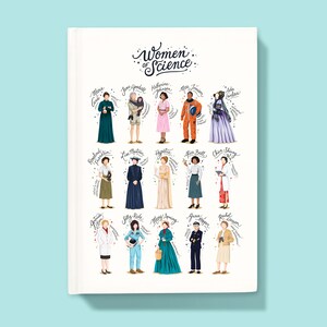 Può includere: Un quaderno bianco con un'illustrazione colorata di 16 donne di scienza. L'illustrazione include ritratti di Marie Curie, Jane Goodall, Katherine Johnson, Mae Jemison, Ada Lovelace, Rosalind Franklin, Lise Meitner, Ipazia, Alice Ball, Chien-Shiung Wu, Sally Ride, Mary Anning, Grace Hopper e Rachel Carson. Il testo "Women of Science" è scritto in un carattere decorativo nella parte superiore del quaderno.