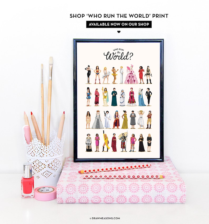 Puede incluir: Una impresi&oacute;n enmarcada en negro con el texto "WHO RUN the World?" y una ilustraci&oacute;n colorida de 24 mujeres. La impresi&oacute;n est&aacute; sobre una superficie con estampado rosa y blanco.