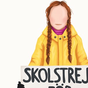 Puede incluir: Una persona joven con un impermeable amarillo y trenzas sostiene un cartel que dice "SKOLSTREJ FOR".