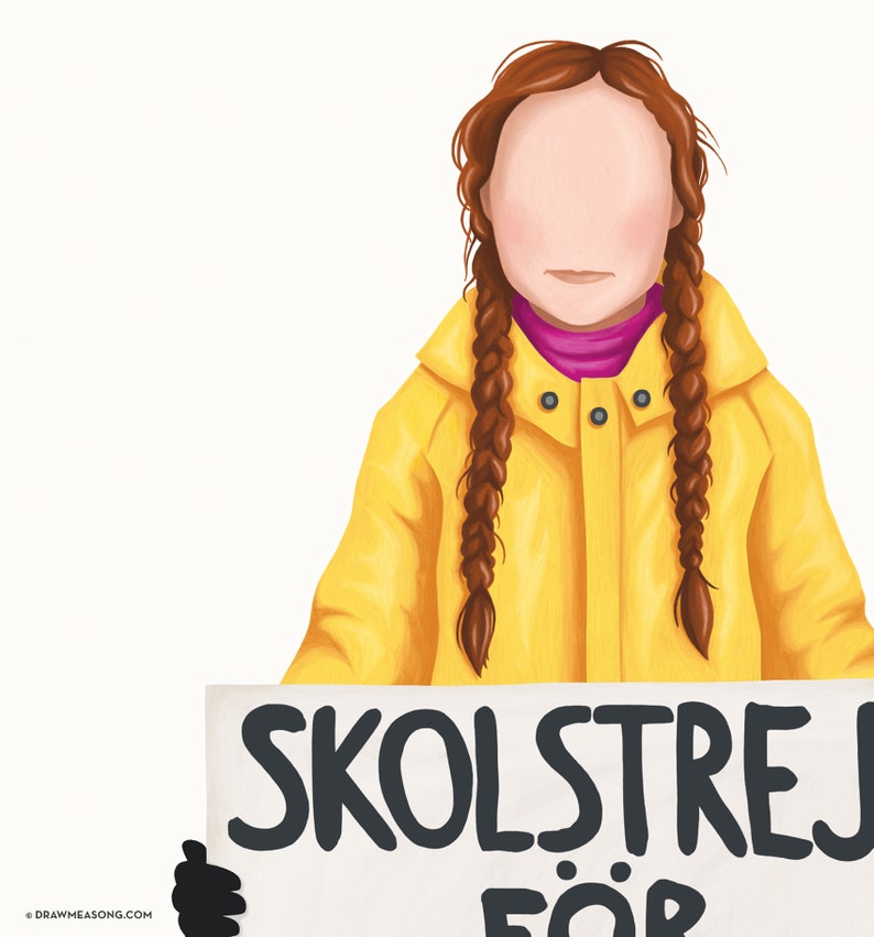 Puede incluir: Una persona joven con un impermeable amarillo y trenzas sostiene un cartel que dice "SKOLSTREJ FOR".