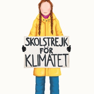 Puede incluir: Una persona joven con trenzas largas marrones que lleva un impermeable amarillo y pantalones vaqueros azules sostiene un cartel blanco que dice "SKOLSTREJK F&Ouml;R KLIMATET".