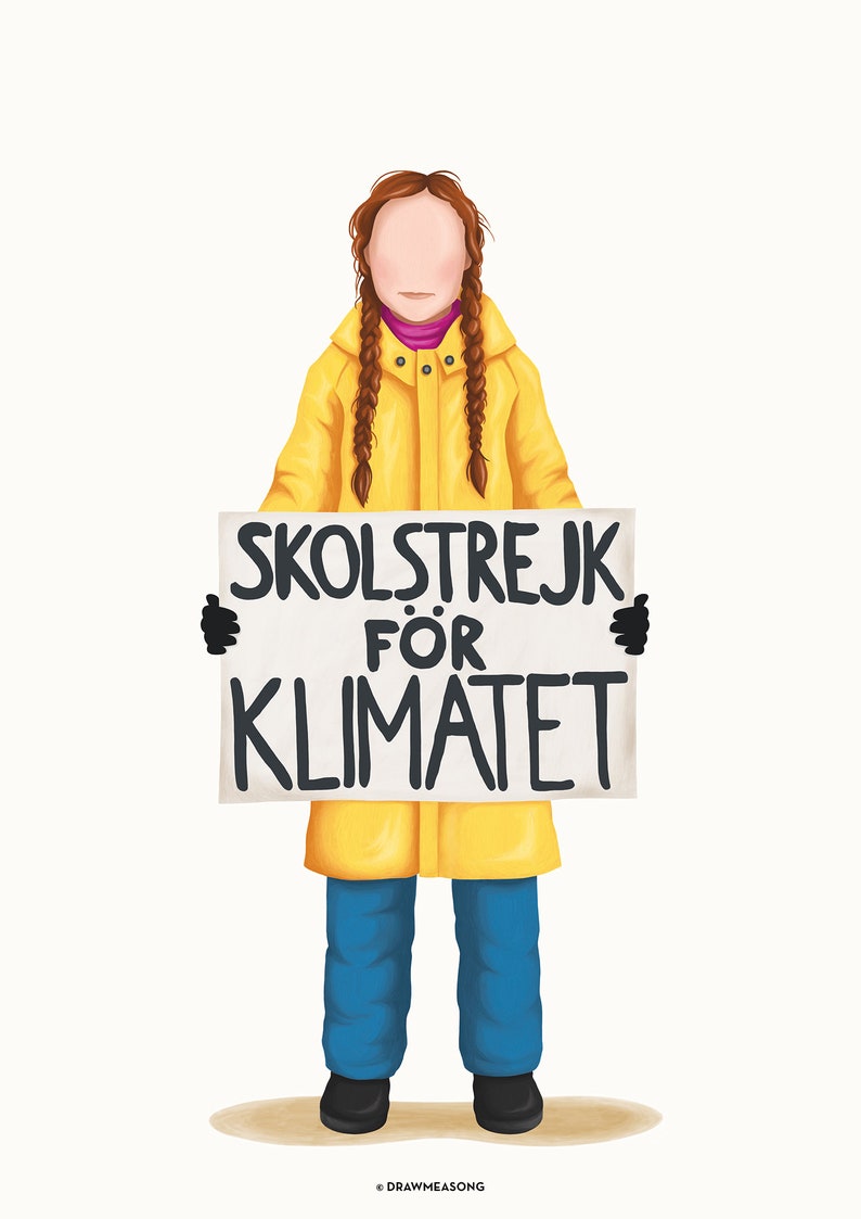 Puede incluir: Una persona joven con trenzas largas marrones que lleva un impermeable amarillo y pantalones vaqueros azules sostiene un cartel blanco que dice "SKOLSTREJK F&Ouml;R KLIMATET".